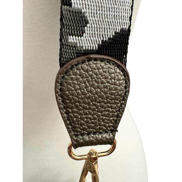 NWT Vegan Pebbled Faux Leather Bag with Adjustable Crossbody Guitar Strap - Picture 8 of 9